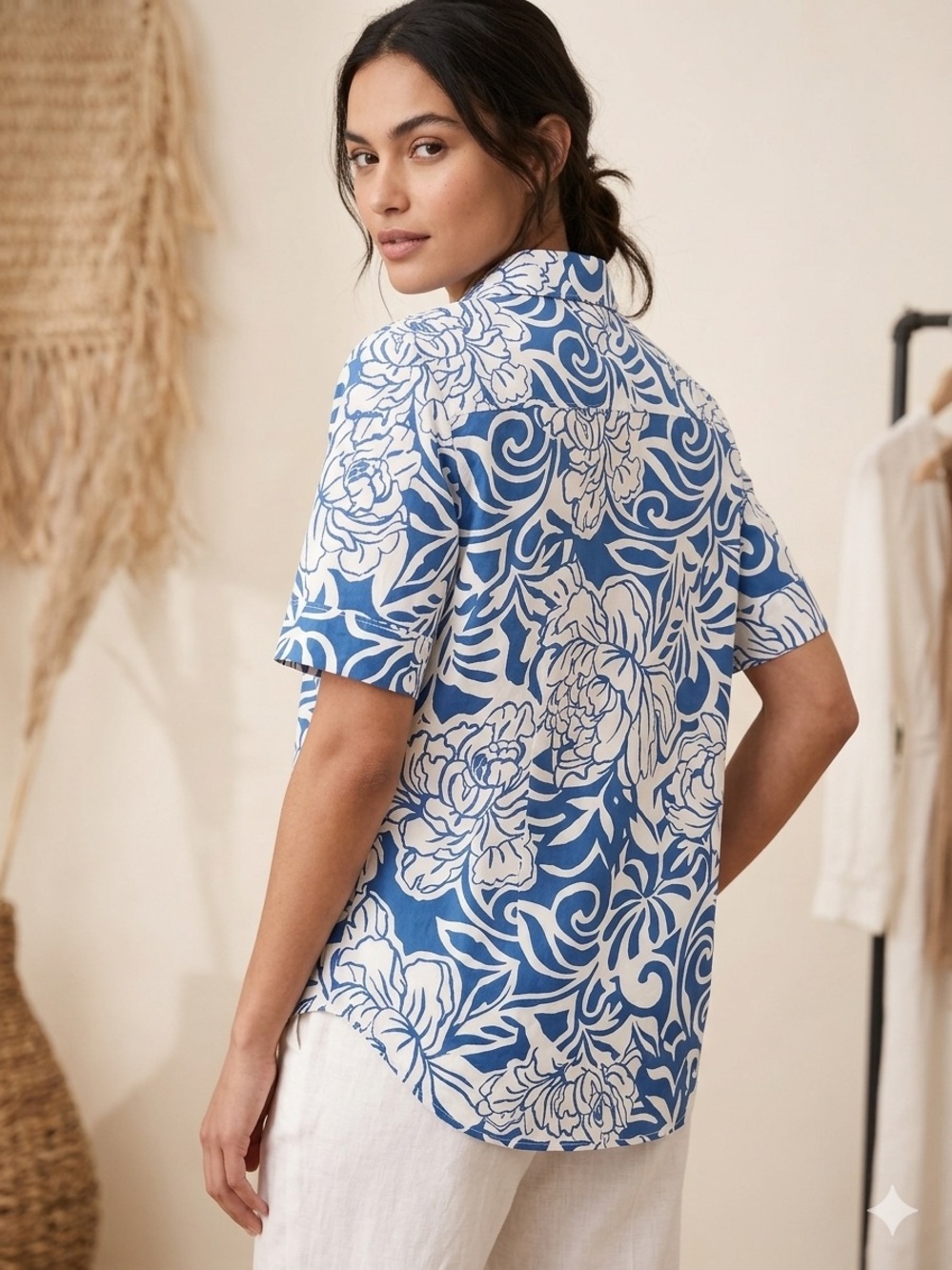 FINLEY Women's Blue and White Floral Short-Sleeve Shirt - Medium